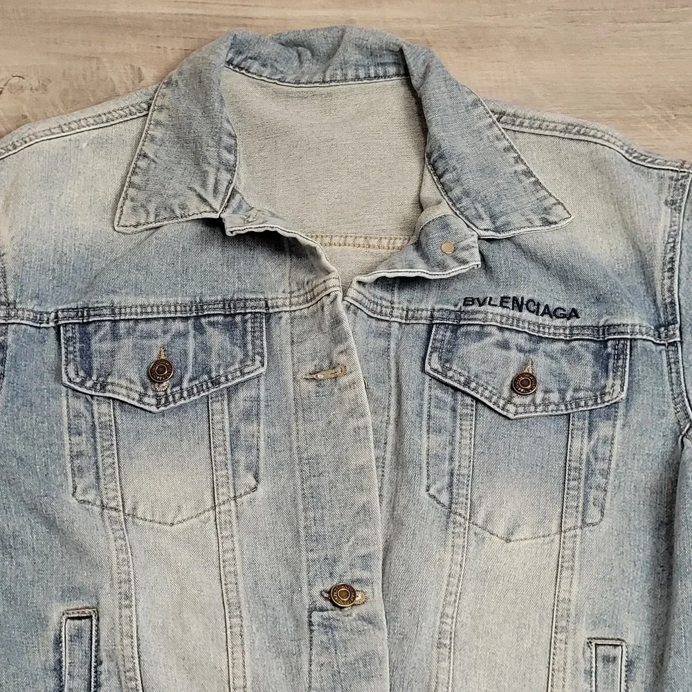 Vintage Style Denim Jacket Womens L Light Wash‎ Distressed Trucker Sloping Hem